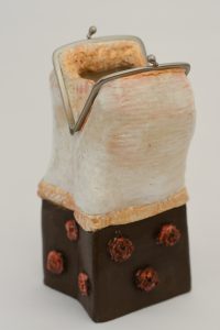 „SchneeweißundRose“ Schwarzer Ton, Engoben, Modelliermasse, Niedrigtemperaturfarben, H 24 cm 